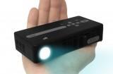 p4 pico projector hand 160x105 AAXA Technologies P4 : nouveau pico projecteur à 80 lumens