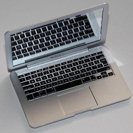 MirrorBook Air Laptop accessoire gnd geek Le mirrorBookAir : liClasse au féminin ? humour 2 geek gnd geekndev