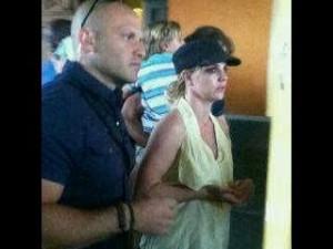 Photos de Britney jouant à un jeu vidéo !