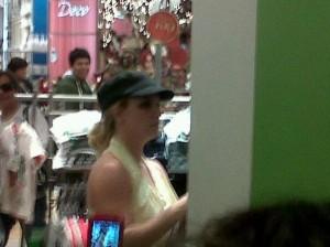 Photos de Britney jouant à un jeu vidéo !