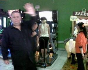 Photos de Britney jouant à un jeu vidéo !