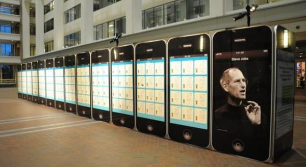 Steve Jobs et ses 300 brevets exposés sur 30 iPhone géants