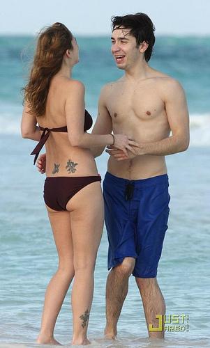 Drew Barrymore et Justin Long en vacances à la plage