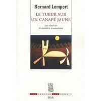 Le tueur sur un canapé jaune de Bernard Lempert
