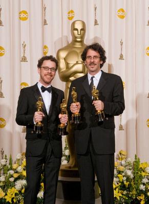 Joel Coen et Ethan Coen. Oscar du Meilleur r�isateur pour No Country for Old Men - Non, ce pays nest pas pour le vieil homme - C�monie des Oscars 2008