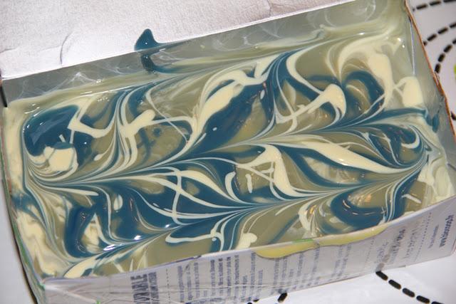 Un atelier chez Kafée :) De beaux marbrages, des chocolats, du thé et du partage...