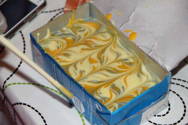 Un atelier chez Kafée :) De beaux marbrages, des chocolats, du thé et du partage...