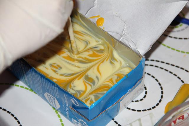 Un atelier chez Kafée :) De beaux marbrages, des chocolats, du thé et du partage...