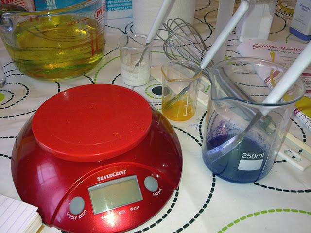 Un atelier chez Kafée :) De beaux marbrages, des chocolats, du thé et du partage...