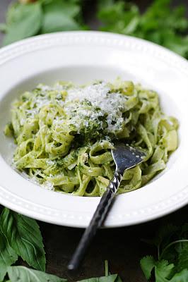 TAGLIATELLES AU PESTO DE FINES HERBES .....