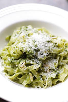 TAGLIATELLES AU PESTO DE FINES HERBES .....