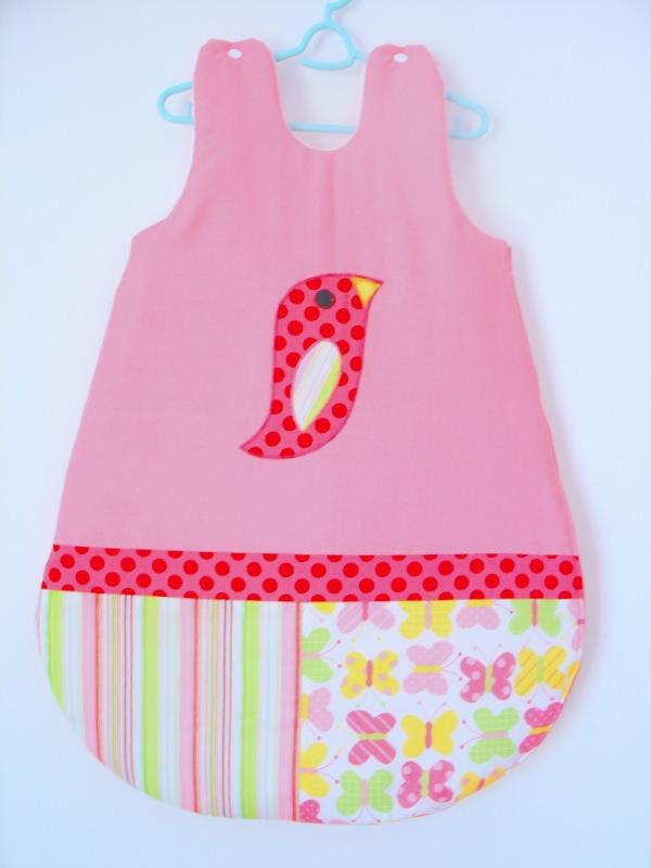 gigoteuse hiver rose avec oiseau