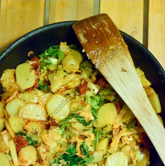 Poêlée de pommes de terre, chou frisé, chorizo et chèvre / Potato, Cabbage, Chorizo and Goat Cheeese Pan Roast 