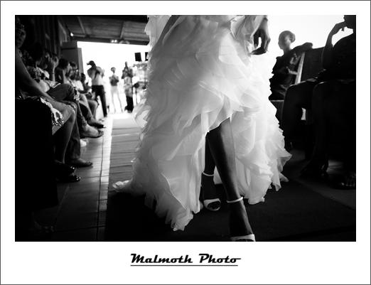 Jambes d'un manequin dans une robe de mariée