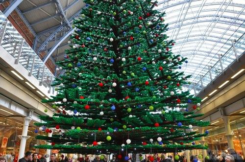 arbre lego Un arbre de Noël en LEGO dans la gare de St Pancras