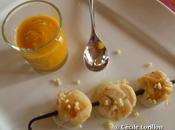 Noix Saint-Jacques marinées l'amande vanille. Velouté orange curcuma