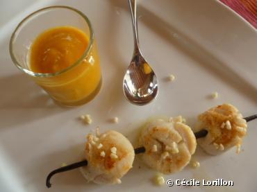 Recette bio : Noix de Saint-Jacques marinées à l'amande et à la vanille. Velouté orange au curcuma