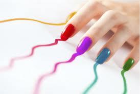 Comment poser du vernis à ongles coloré ?