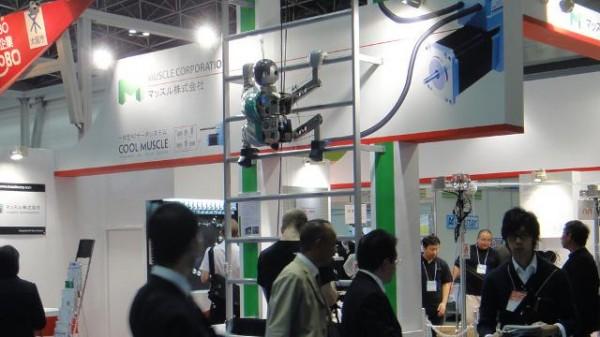 ladder bot1 600x337 Dream Robo : un robot humanoïde capable de monter sur une échelle