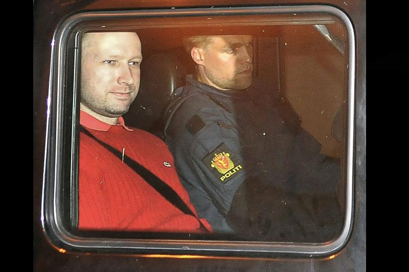 <b></div>Pénalement irresponsable</b>. C’est ce qu’ont estimé les experts psychiatres chargés de se prononcer sur la responsabilité pénale d'Anders Behring Breivik. L'auteur des attaques du 22 juillet en Norvège n'était pas en possession de ses moyens au moment des faits, le procureur Svein Holden parle de «schizophrénie paranoïaque», citant les conclusions du rapport remis par les deux experts. L'extrémiste de droite, qui a tué 77 personnes il y a quatre mois, pourrait donc ne pas être condamné à une peine de prison mais à un internement et une obligation de soins dans un établissement psychiatrique. «Si la conclusion finale est que Behring Breivik était irresponsable, nous demanderons au tribunal à l'issue du procès qu'il reçoive un traitement mental obligatoire», a déclaré la procureure Inga Bejer Engh, précisant que ce traitement pourrait lui être administré «à vie». 