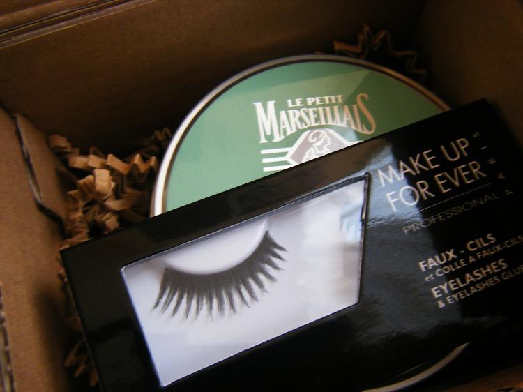 Cadeau : Un corps de velours et des cils vertigineux