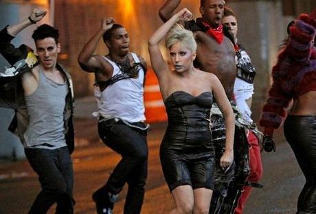Lady GaGa se met à nu pour le court métrage de « Marry The Night »