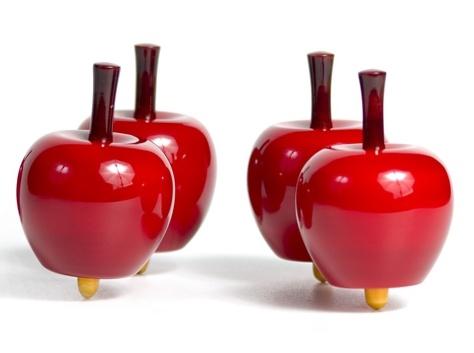 Une toupie en bois Pomme rouge pour un cadeau de noël à croquer !