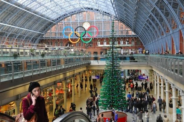 sapin noel lego london londres geek gnd Londres   Un arbre de noël, tout en LEGO, en pleine gare de St Pancras!