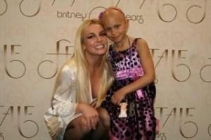 Britney Spears pose avec une petite fille en Meet & Greet