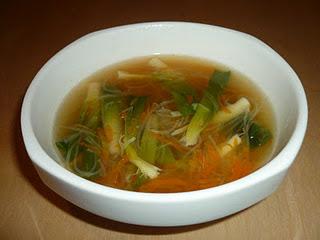 Bouillon aux légumes et vermicelles de soja