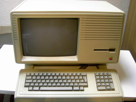 1985 Macintosh XL HannesKuballa 540x405 Toute lhistoire dApple en photos