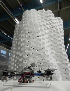 flyingbots Des quadrocopters construisent une tour de 6 mètres de haut