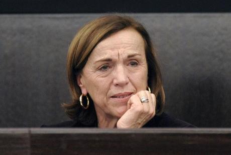 ministre Elsa Fornero seffondre en larmes