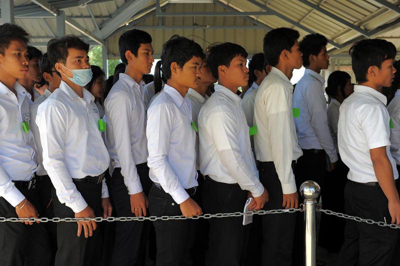 <b></div>Interrogés</b>. C’est un grand moment d’émotion. Alors que des dizaines d’étudiants attendent l’ouverture de la salle d’audience de Phnom Penh, le procès des trois anciens plus hauts dirigeants khmers rouges encore en vie se poursuit avec leurs interrogatoires, devant les Chambres extraordinaires au sein des Tribunaux cambodgiens, un tribunal soutenu par les Nations unies. Tous sont accusés de crimes contre l'humanité, crimes de guerre et génocide, coûtant la vie de 1,7 million de personnes entre 1975 et 1979. Pour gagner du temps, ce procès est fractionné en procédures distinctes selon les chefs d'accusation afin d'accélérer les choses. Le tribunal a en effet été accusé de lenteur, et nombreux sont ceux qui craignent que les prévenus meurent avant qu’un verdict ne soit prononcé.