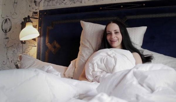 11 Une chambre dhôtel recouverte de dessins signés Molly Crabapple