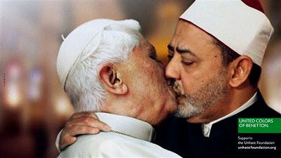 Benetton retire l'image d'un baiser pape-imam sous pression du Vatican