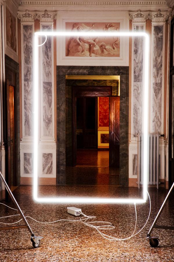 Intervention de néons, la lumière qui recadre