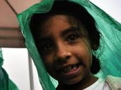 Melaní, petite crevette sept piges, emballée dans poncho...