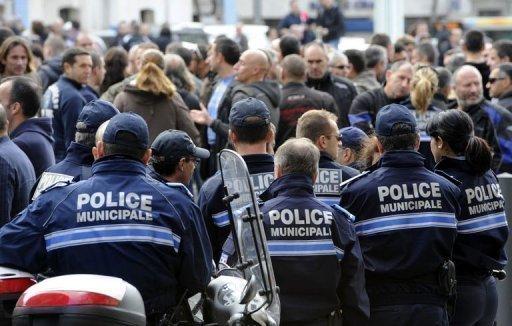 Mr Sarkozy annonce le décès du policier blessé dans une fusillade à Vitrolles