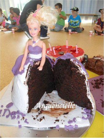 Gâteau Princesse Barbie coupé
