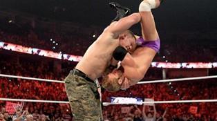 John Cena sort victorieux de l'expérience de John Laurinaitis