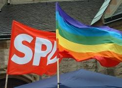 Zwei Fahnen beim CSD Leipzig 2006: Wann wir wehen Seit´ an Seit´... - Quelle: Schwusos Sachsen