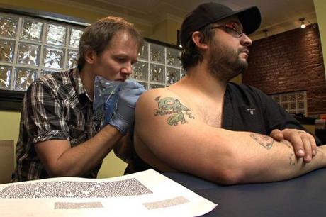 tatouage 100.000 URL tatouées sur le corps