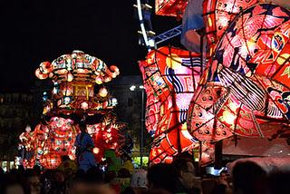 Défilé de chars japonais pendant la fête des Lumières