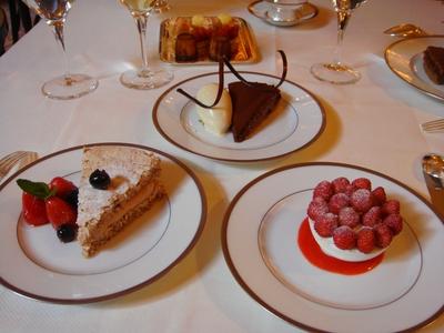 20100529 Ambroisie Bernard Pacaud 07 assortimenet tarte chocolat dacquoise pralin meringue creme fraises bois Bernard Pacaud à lAmbroisie : magique! (ChrisoScope)