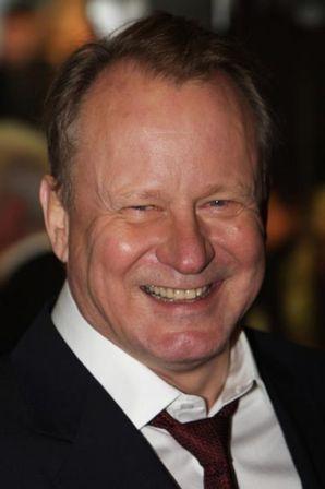 Stellan_Skarsgard_Girl_Dragon_Tattoo_Red_Carpet_oUUizdN2UTml.jpg