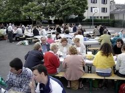 Les habitants du quartier se retrouvent souvent lors de repas collectifs. © Association Alphonse Guérin