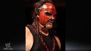 Lors de son retour au Raw du 13/12/2011 Kane nous dévoile son nouveau masque