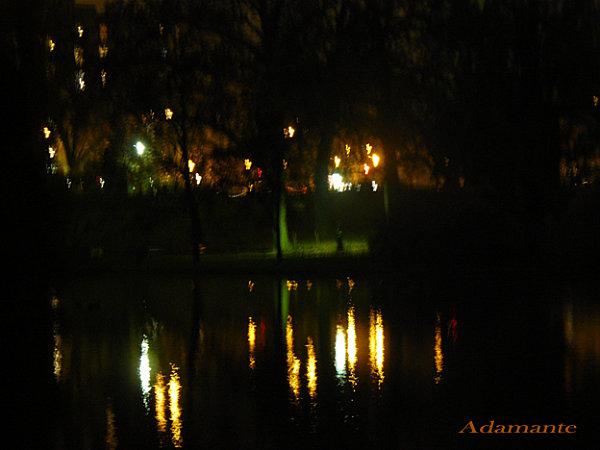 Lac-Buttes-chaumont-de-nuit-copie.jpg