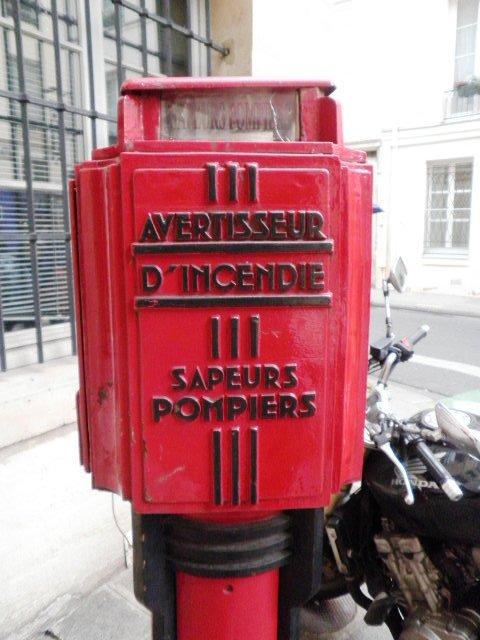 Insolite : un avertisseur d’incendie vintage à Paris